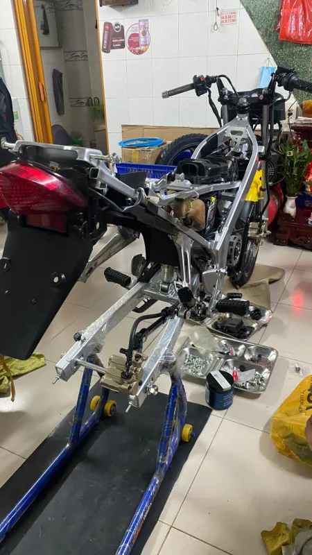Khung và cảng sau Honda LS 125 đang dọn lại