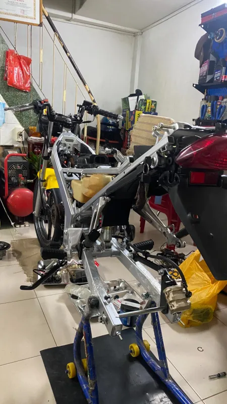 Khung Honda LS 125 tháo rã trên giá