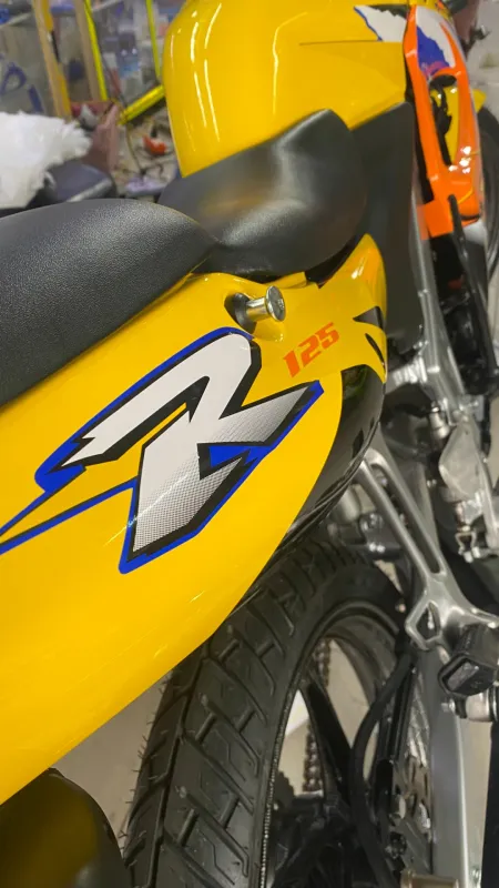 Tem R 125 trên áo vàng Honda LS 125