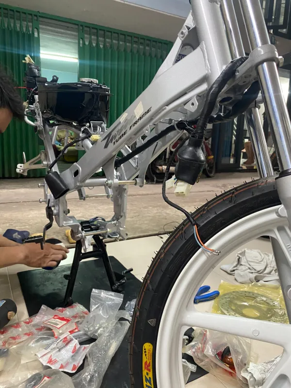 Khung nhôm Nova Dash 1994 đang lắp lại