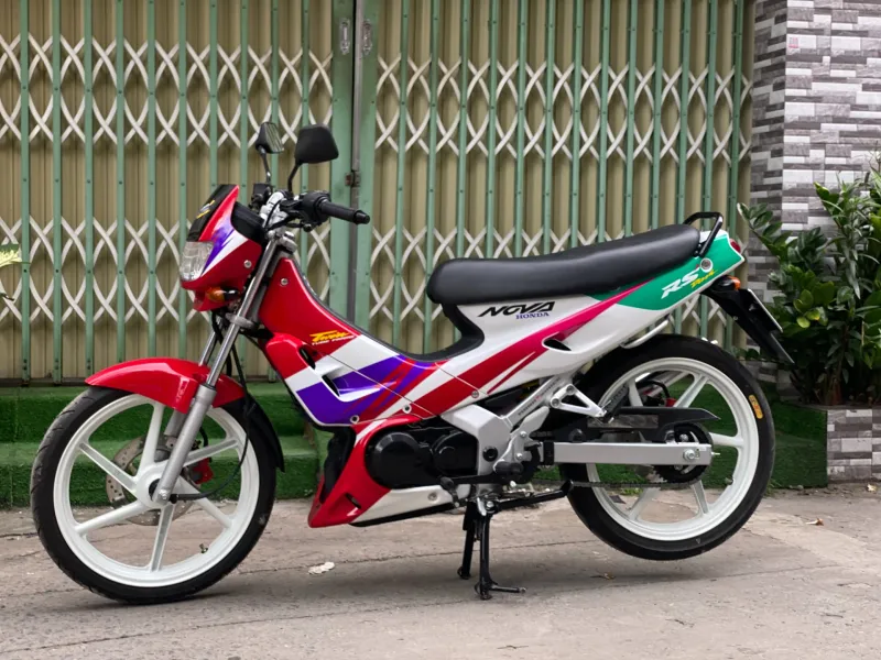 Nova Dash 1994 sau khi dọn lại, nhìn ngang toàn xe