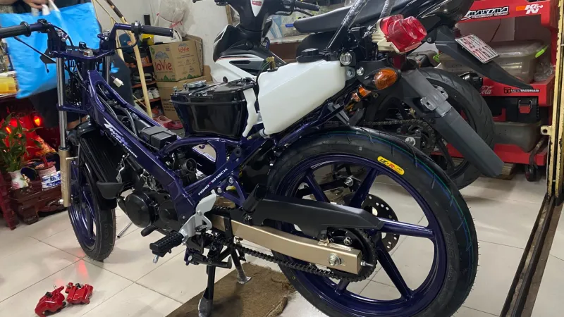 Nova Dash 1995 SP1 đang lắp lại, nhìn ngang