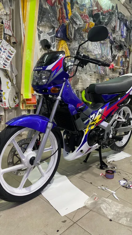 Nova Dash 1996 đang dán tem và lắp lại