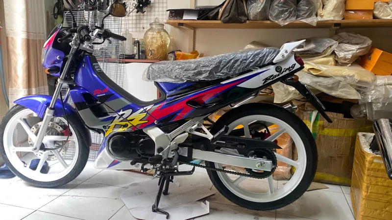 Nova Dash 1996 lắp lại trong tiệm, nhìn ngang