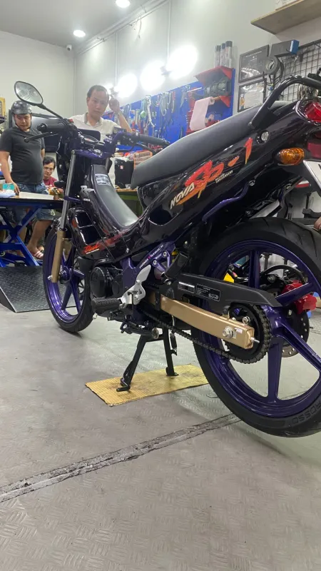 Nova Dash 1996 đang lắp lại, màu tím
