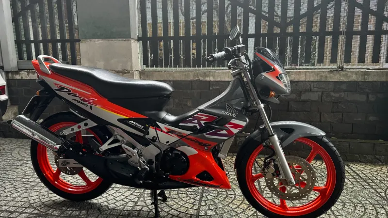 Nova Dash 1998 dọn lại gói cơ bản, nhìn ngang toàn xe