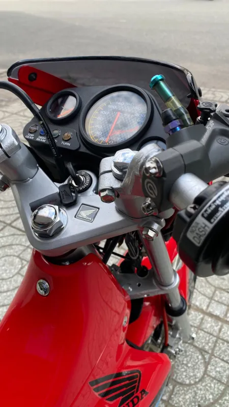 Chén cổ, ổ khóa và logo Honda trên Nova Dash 2001