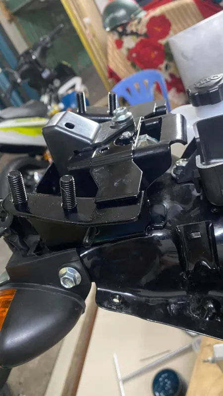 Pát đen bắt ốc phía sau Nova Dash 2001