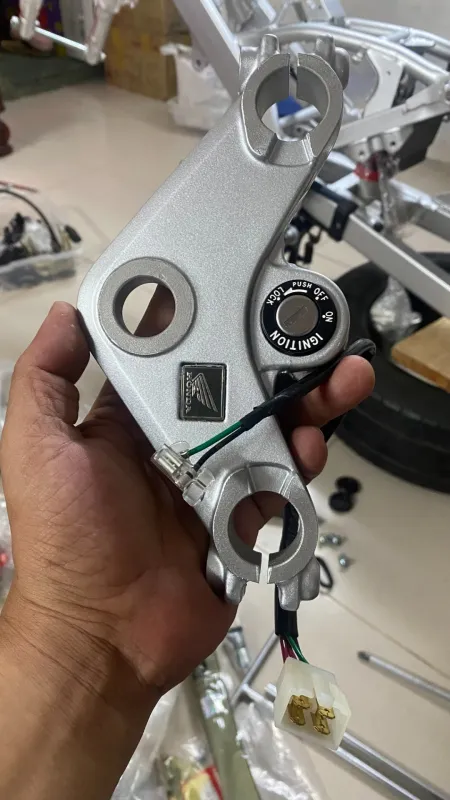 Cụm ổ khóa điện và logo Honda trên chén cổ Nova Dash 2001