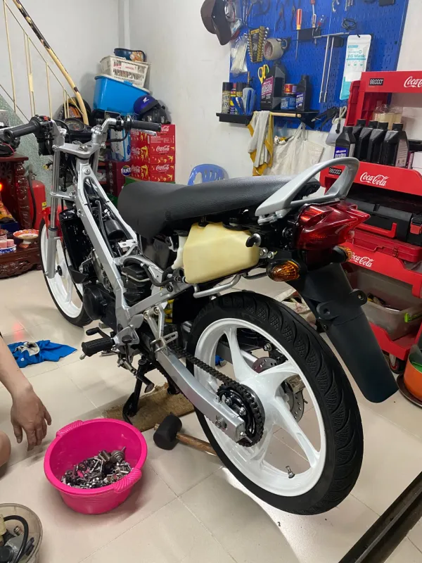 Nova Dash 2001 đang lắp lại, nhìn từ phía sau