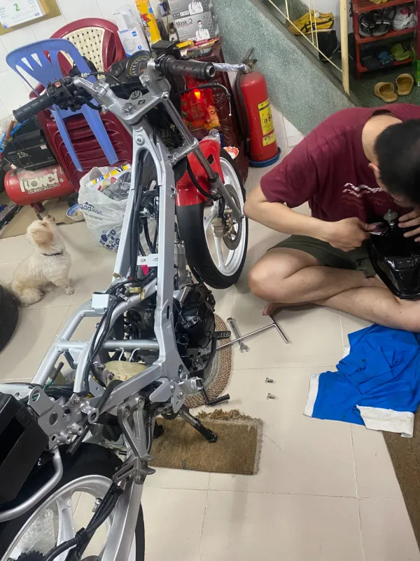 Nova Dash 2001 tháo rã khung trước khi dọn lại